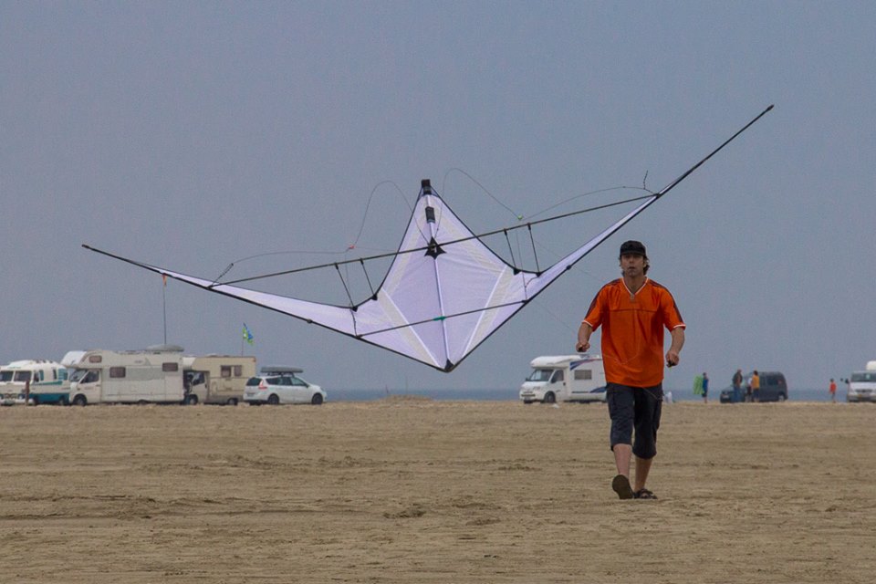 Climbing the Jacob's Ladder AERIALIS Kites