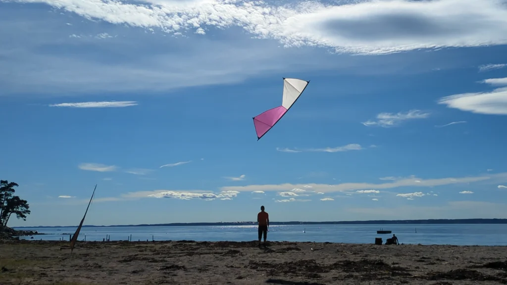 Sven is flying the Zaephay in low winds at the beach ny Fuglevik Marina