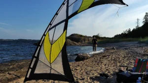 Sven flying an A-Quad Hardcore on a tiny beach at Huseby, Råde
